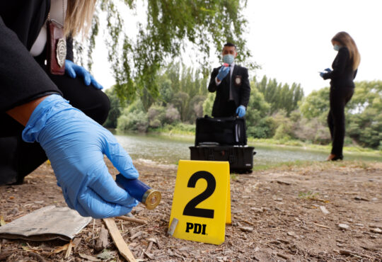 Investigan caso de joven baleada en mirador camino al Morro de Arica