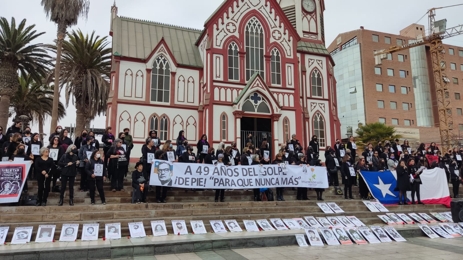 Mujeres de Luto estuvieron en las gradas de la Catedral