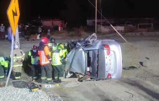 Tragedia en Lluta: Muere familia en choque y volcamiento