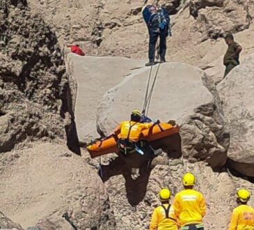 En arriesgadas tareas Bomberos rescató cuerpo en Las Peñas