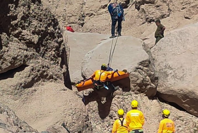 En arriesgadas tareas Bomberos rescató cuerpo en Las Peñas
