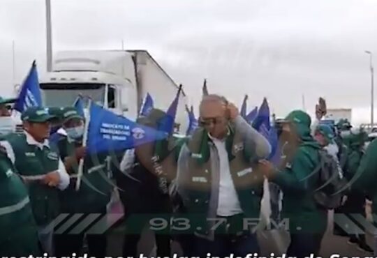 Trabajadores de SENASA (SAG chileno) bloquean la frontera Chile-Perú con paro indefinido