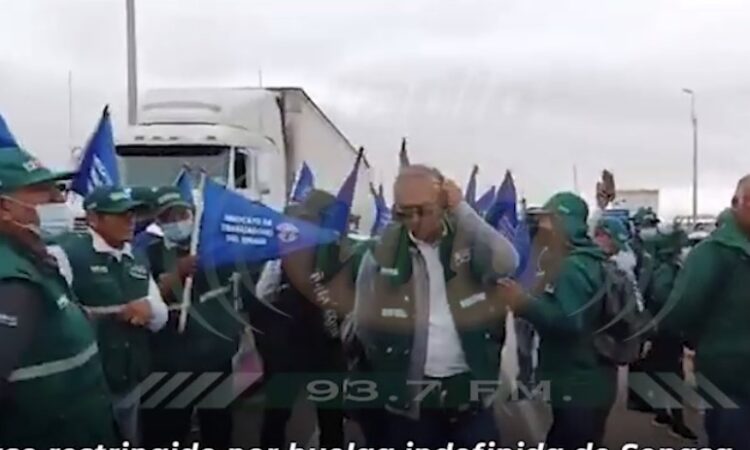 Trabajadores de SENASA (SAG chileno) bloquean la frontera Chile-Perú con paro indefinido