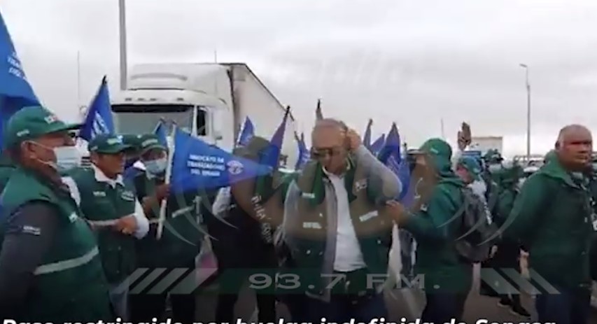 Trabajadores de SENASA (SAG chileno) bloquean la frontera Chile-Perú con paro indefinido
