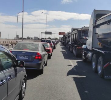 Denuncian maltrato a turistas por largas esperas en control Santa Rosa