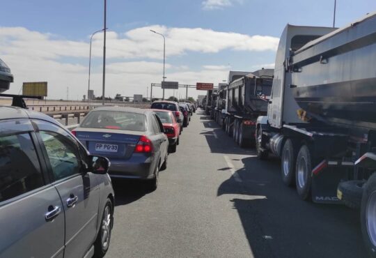 Denuncian maltrato a turistas por largas esperas en control Santa Rosa