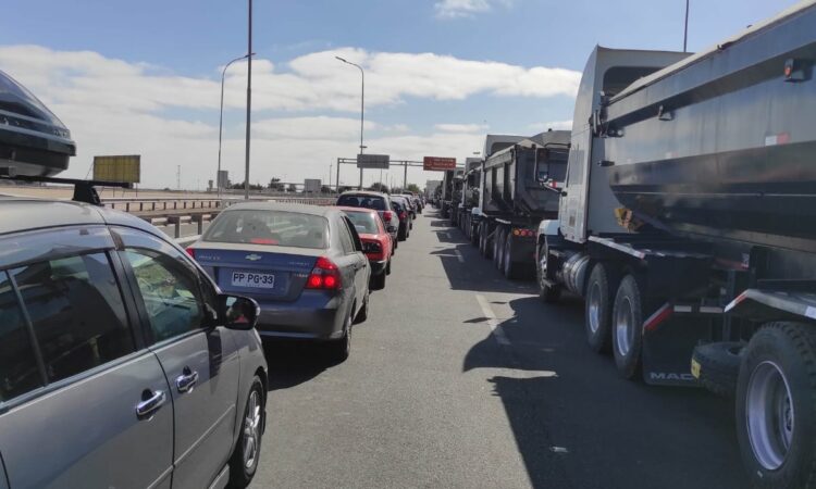 Denuncian maltrato a turistas por largas esperas en control Santa Rosa