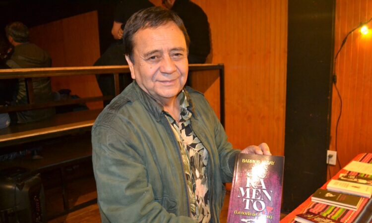 Escritor Patricio Barrios en emotiva ceremonia lanzó novela sobre la Novia de Azapa