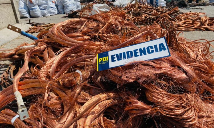 PDI Arica y Aduanas incautaron cerca de 20 toneladas de cobre robado en Puerto de Arica