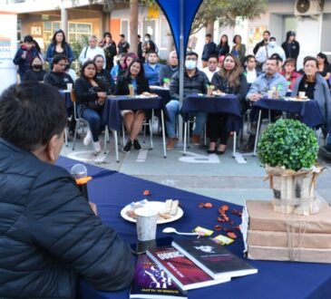 Destacados escritores en el Café Literario del CFT del Estado