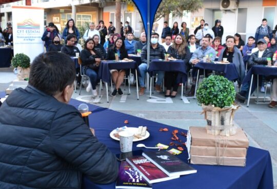 Destacados escritores en el Café Literario del CFT del Estado