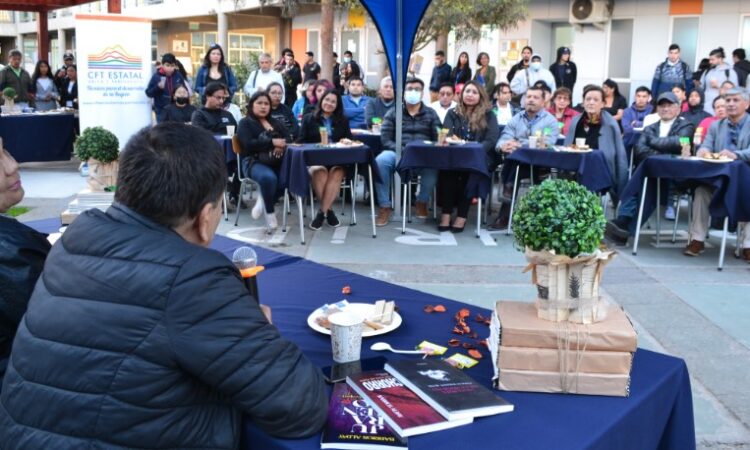 Destacados escritores en el Café Literario del CFT del Estado