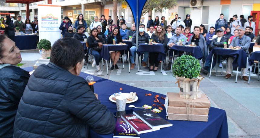 Destacados escritores en el Café Literario del CFT del Estado