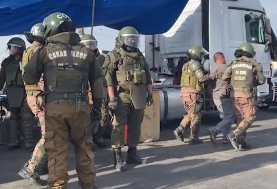 Cuatro choferes detenidos en la Rotonda Lluta y vía quedó expedita para camiones