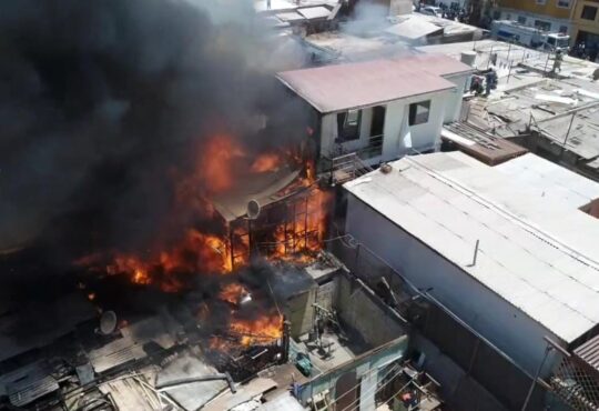 Tres casas fueron arrasadas en incendio en Arica