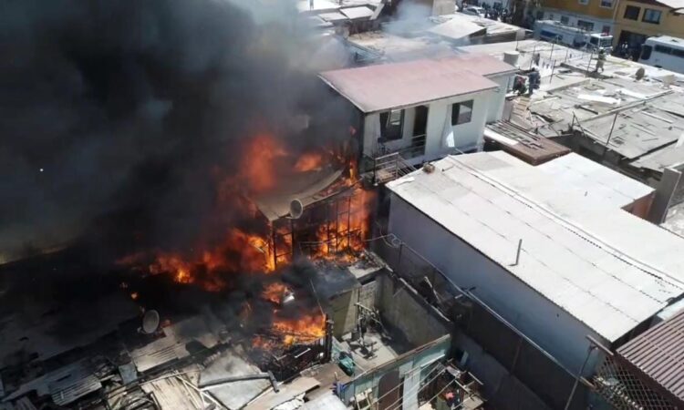 Tres casas fueron arrasadas en incendio en Arica