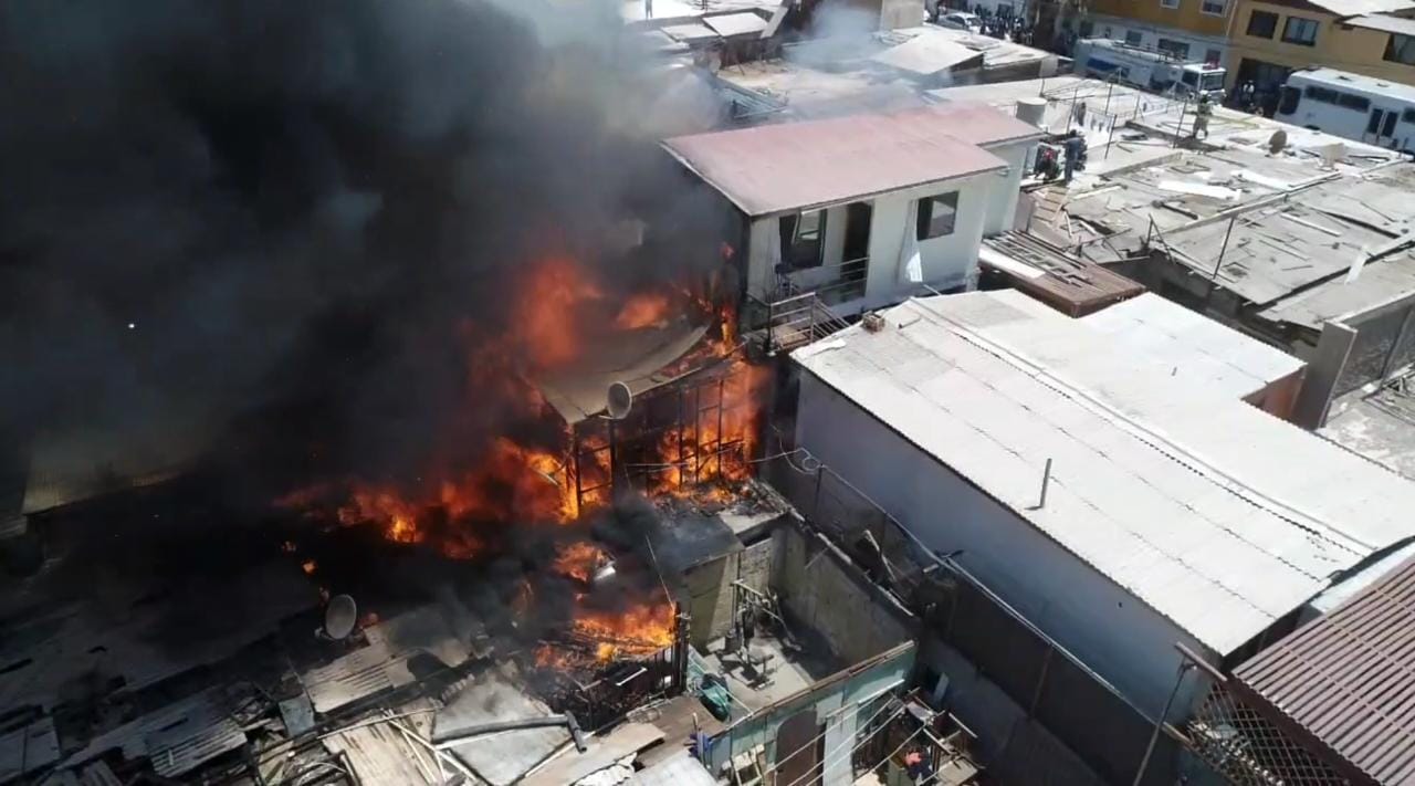<strong>Tres casas fueron arrasadas en incendio en Arica</strong>