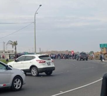 Manifestantes bloquearon con maquinarias la entrada a Tacna