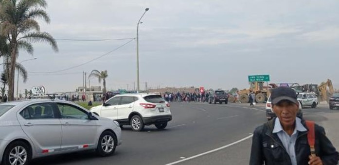 Manifestantes bloquearon con maquinarias la entrada a Tacna