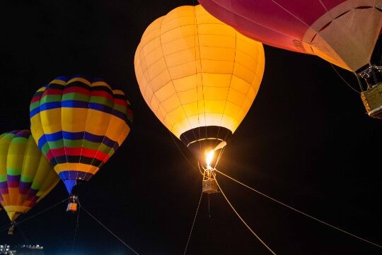 Con cinco globos aerostáticos la Municipalidad recibió el 2023 en playa Chinchorro