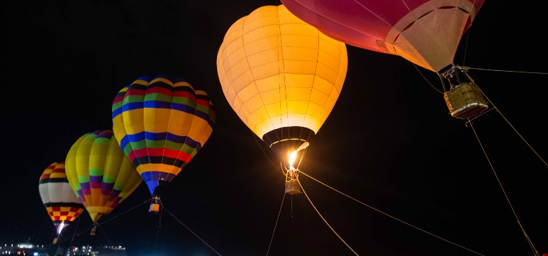 Con cinco globos aerostáticos la Municipalidad recibió el 2023 en playa Chinchorro