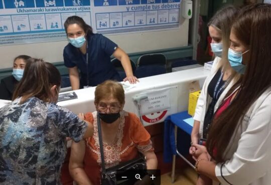 Refuerzan llamado a vacunarse con la bivalente Covid: La pandemia no ha terminado