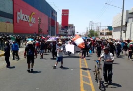 Intentaron saquear el supermercado Plaza Vea en Tacna