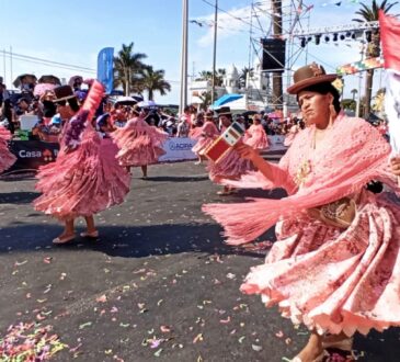Multitudinario público para comparsas en Carnaval con la fuerza del sol