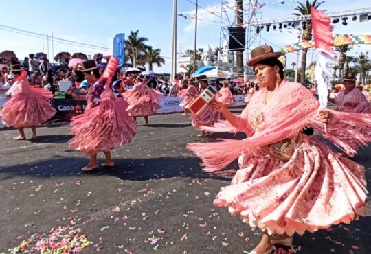 Multitudinario público para comparsas en Carnaval con la fuerza del sol