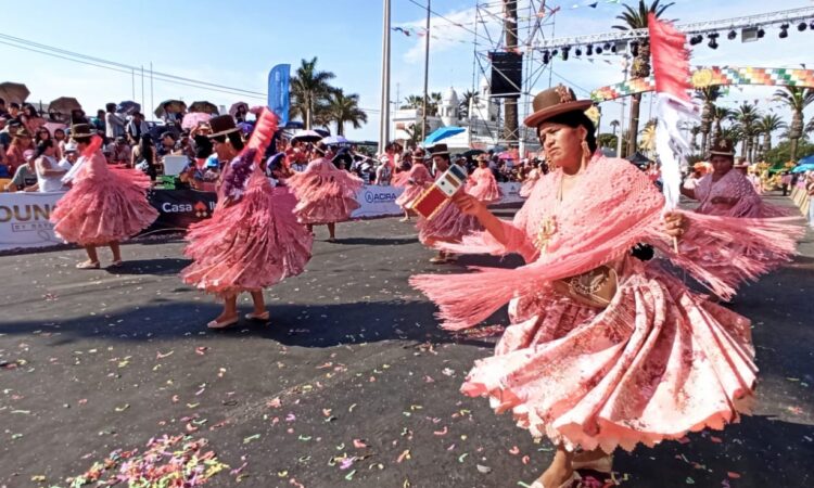 Multitudinario público para comparsas en Carnaval con la fuerza del sol