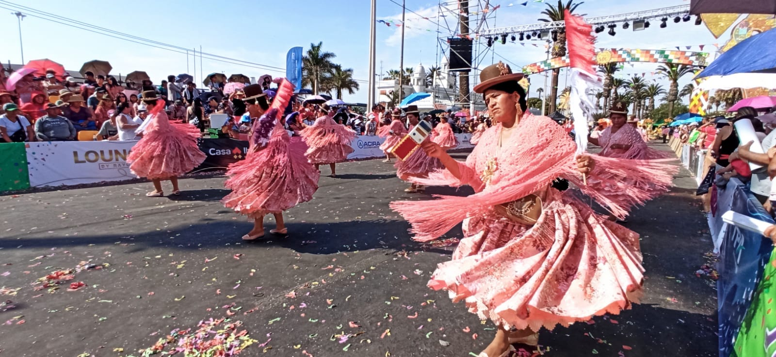 Multitudinario público para comparsas en Carnaval con la fuerza del sol