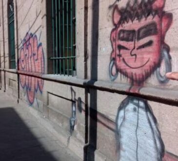 Grafiteros ariqueños dañan antiguo edificio de la Zona Monumental de Tacna