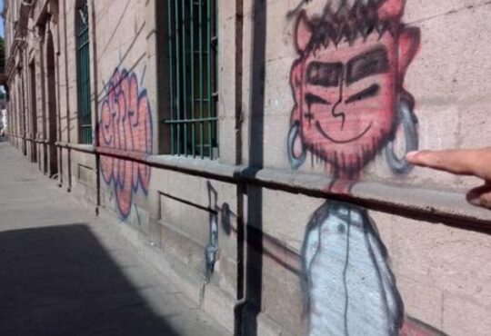 Grafiteros ariqueños dañan antiguo edificio de la Zona Monumental de Tacna