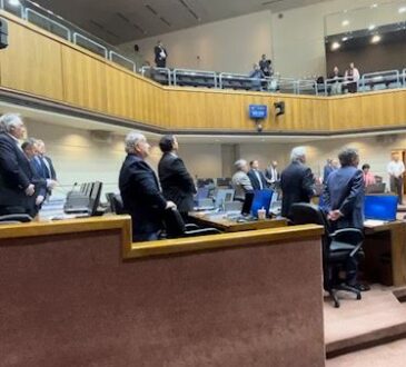 Senado rindió minuto de silencio en memoria de Julio Urquhart Matheu