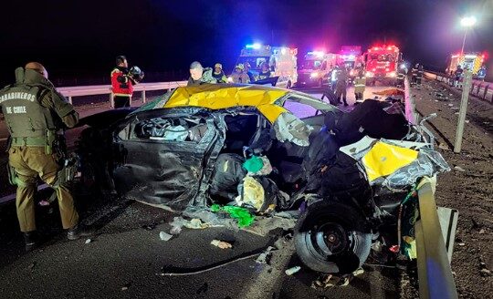 Mortal choque de taxi que salió de Arica a Iquique: Cuatro mujeres fallecidas y una en riesgo vital