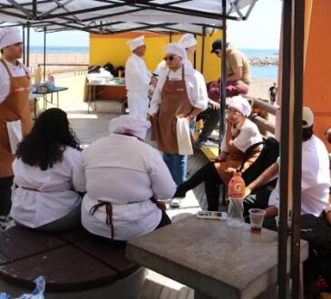 Entretenido “mechoneo” playero a estudiantes de  Turismo y  Gastronomía