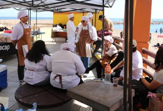 Entretenido “mechoneo” playero a estudiantes de  Turismo y  Gastronomía