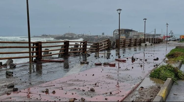 Fuertes marejadas provocan daños en El Laucho, La Lisera, El Alacrán, Chinchorro y Anzota