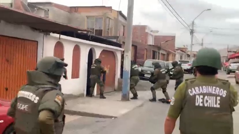 OS9 de Carabineros capturó a dos violentos asaltantes armados y recuperó las especies
