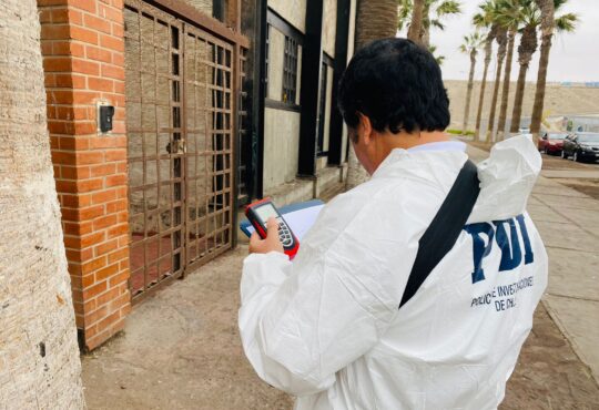 PDI investiga homicidio a la salida de local nocturno en balneario Chinchorro