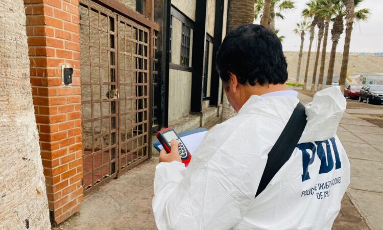 PDI investiga homicidio a la salida de local nocturno en balneario Chinchorro