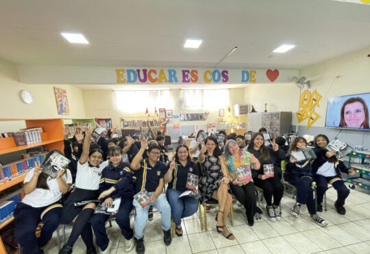 Autora del libro “Mi27F” inspira a estudiantes de colegios de Arica