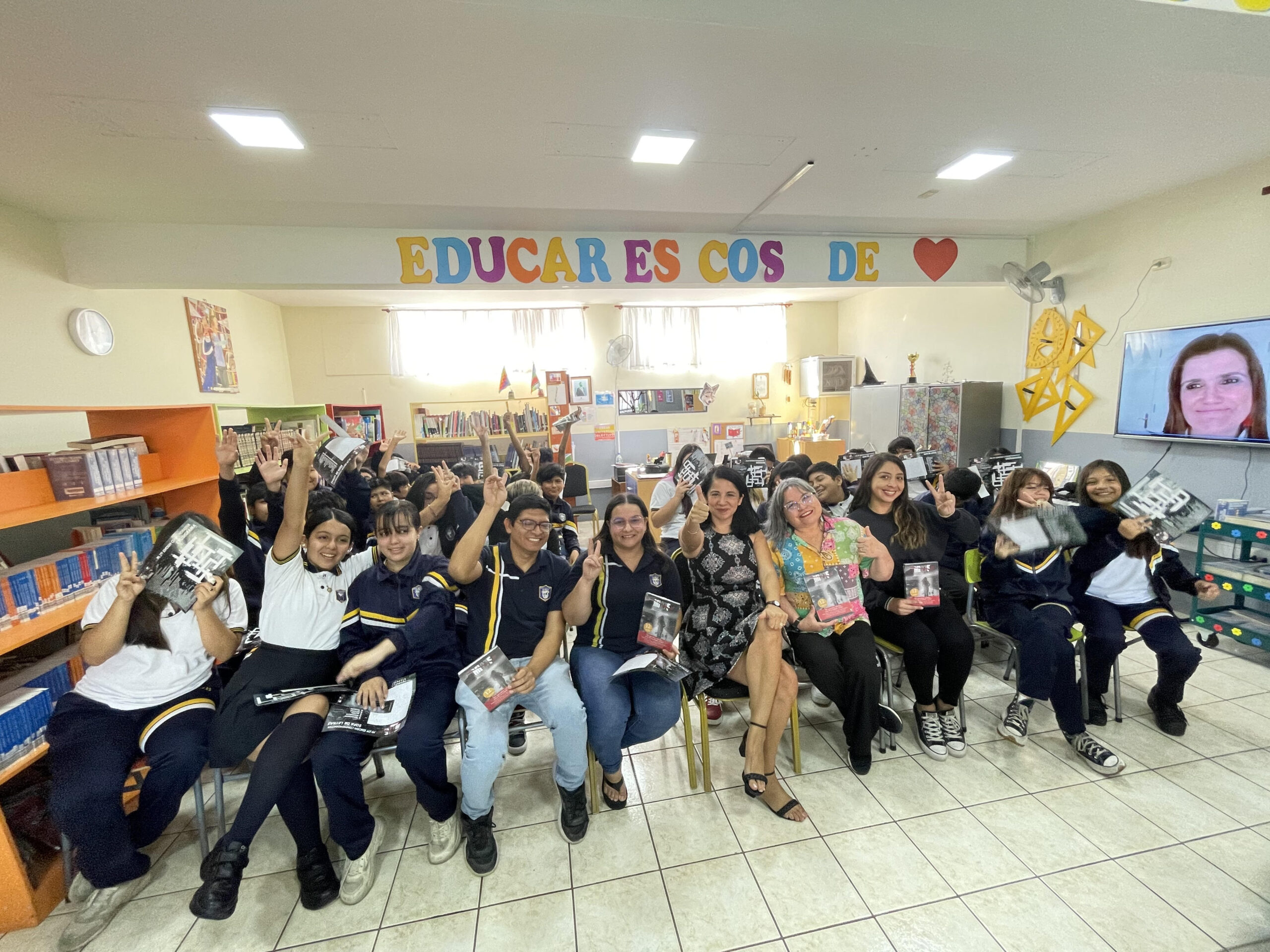 Autora del libro “Mi27F” inspira a estudiantes de colegios de Arica
