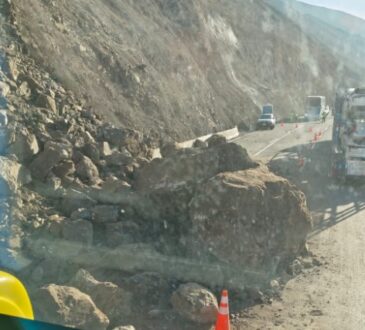 Superada emergencia en cuesta Camarones: Derrumbe bloqueó sus tres pistas