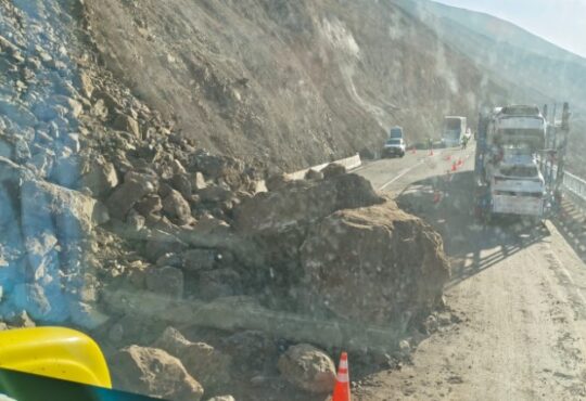 Superada emergencia en cuesta Camarones: Derrumbe bloqueó sus tres pistas