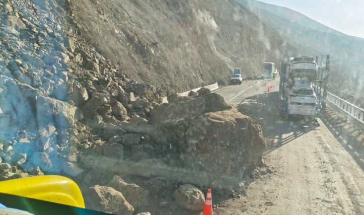 Superada emergencia en cuesta Camarones: Derrumbe bloqueó sus tres pistas