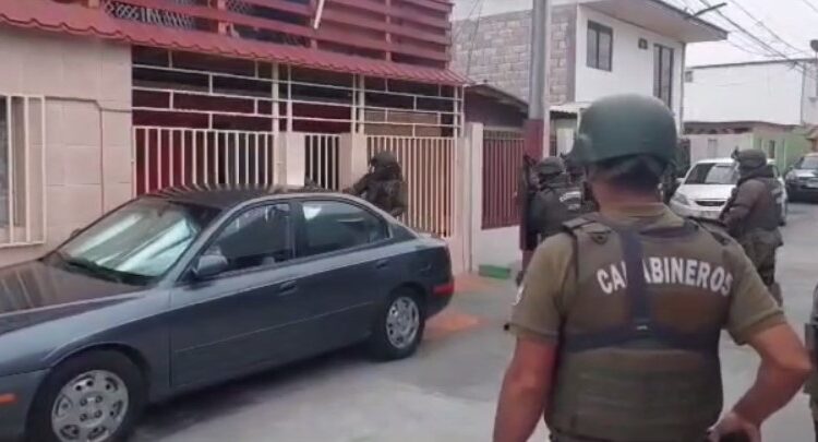 Operativo policial allanó tres domicilios en el sector Norte