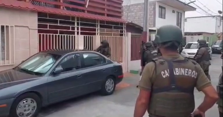 Operativo policial allanó tres domicilios en el sector Norte