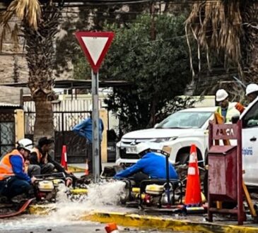 Municipalidad entrega apoyo legal a vecinos por graves daños a viviendas ante rotura de Aguas del Altiplano