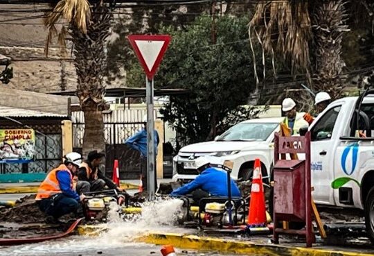 Municipalidad entrega apoyo legal a vecinos por graves daños a viviendas ante rotura de Aguas del Altiplano